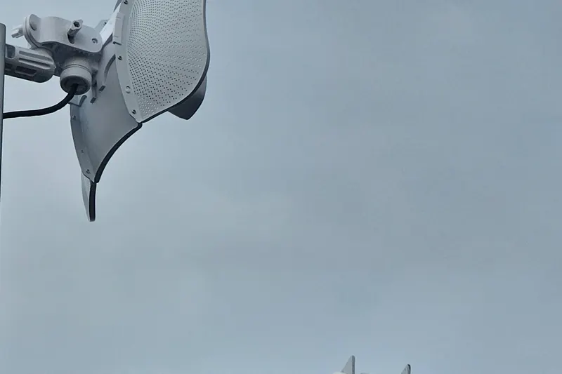 Antena de enlace inalámbrico junto a cámara