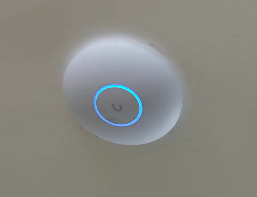 Punto de acceso Ubiquiti instalado en cielo raso